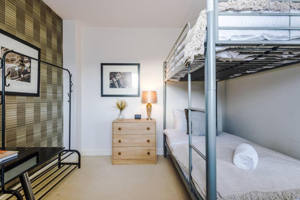 Stylish Townhouse Chester City Centre With Parking Exterior photo