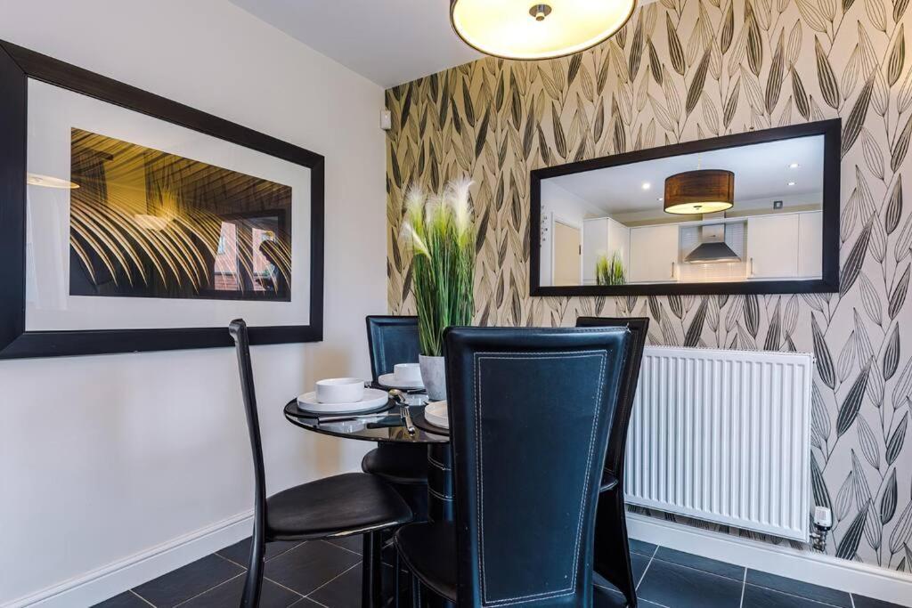 Stylish Townhouse Chester City Centre With Parking Exterior photo